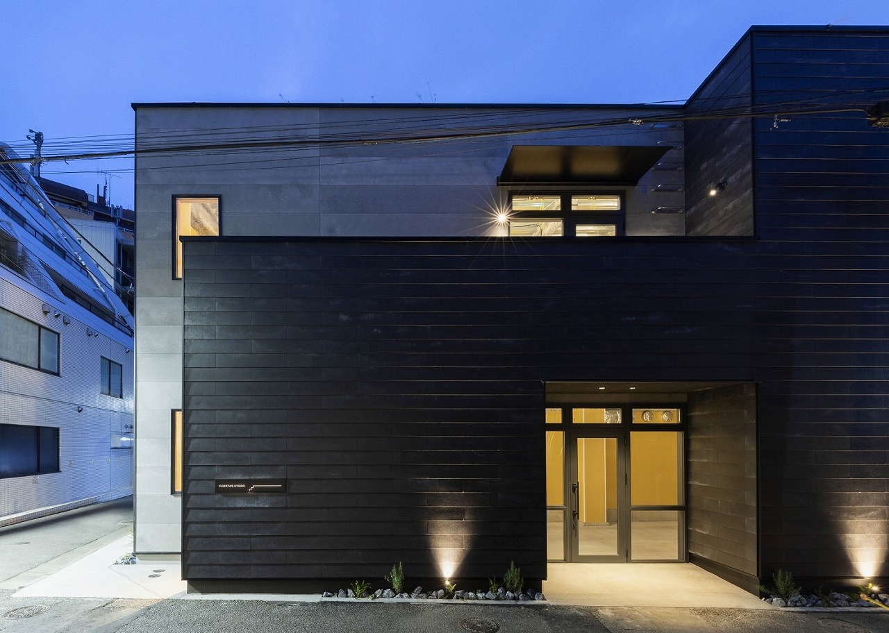 南面外観（夕景）