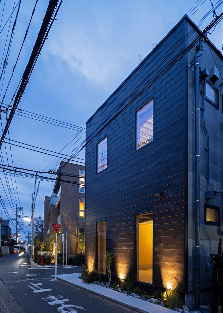 　東面外観（夕景）